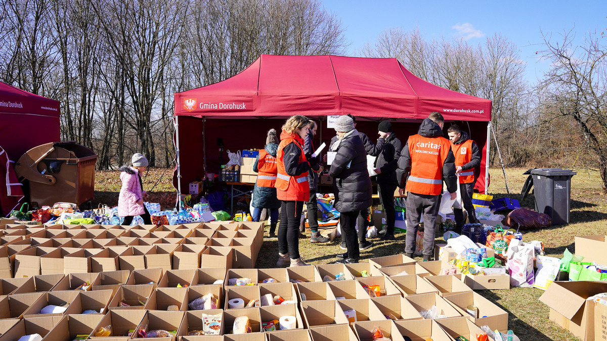Slovenska karitas je v sodelovanju s Caritas Ukrajine odposlala prvo neposredno pošiljko humanitarne materialne pomoči, ki je zjutraj prispela v Ukrajino. Materialna pomoč obsega 26 palet z zdravili, hrano, higienskimi potrebščinami in vodo.