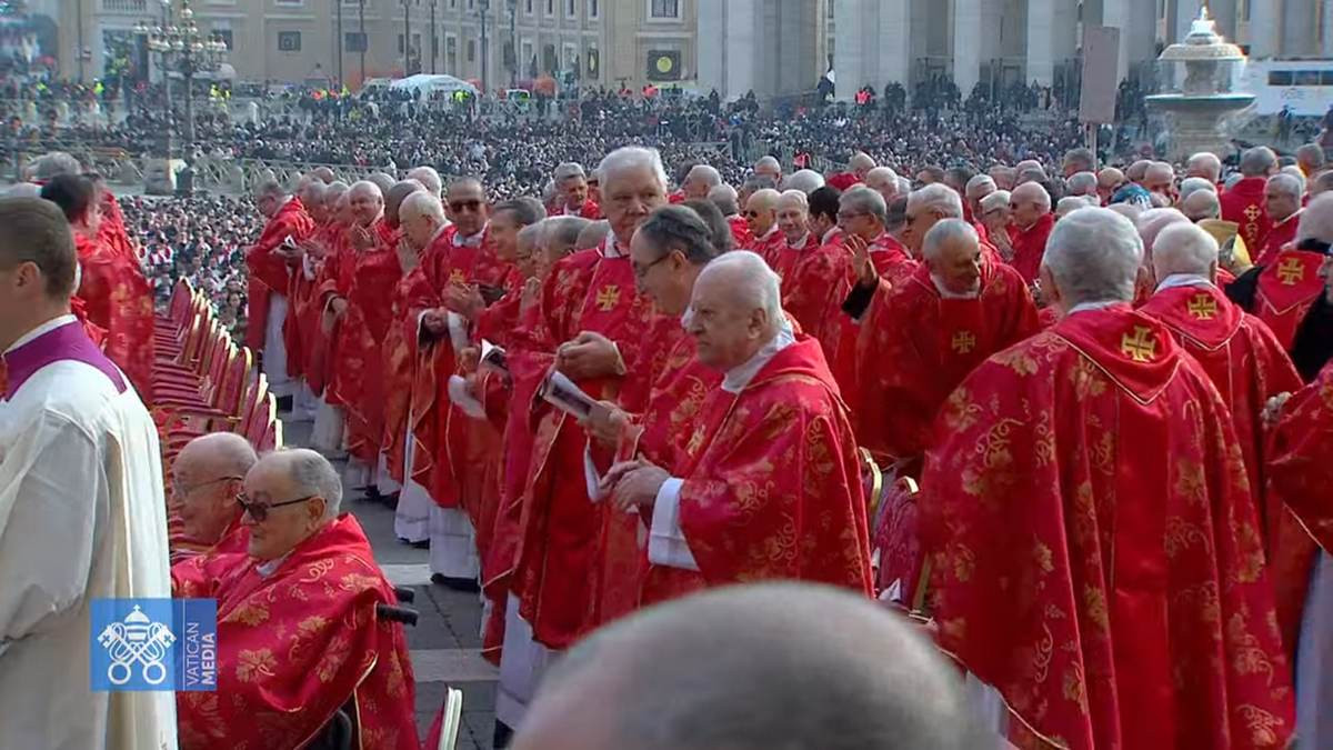 Pogreba se udeležuje tudi kardinal Franc Rode