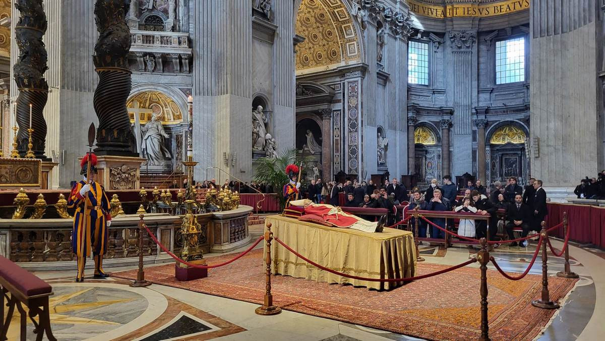 V baziliki sv. Petra se poslavljajo od zaslužnega papeža