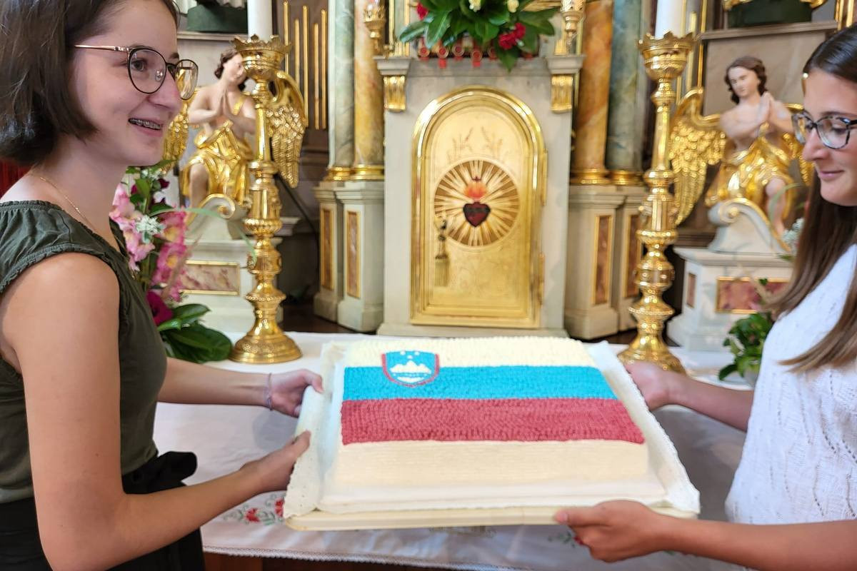 Ob slovesu so župniku Plutu pripravili torto slovenske zastave