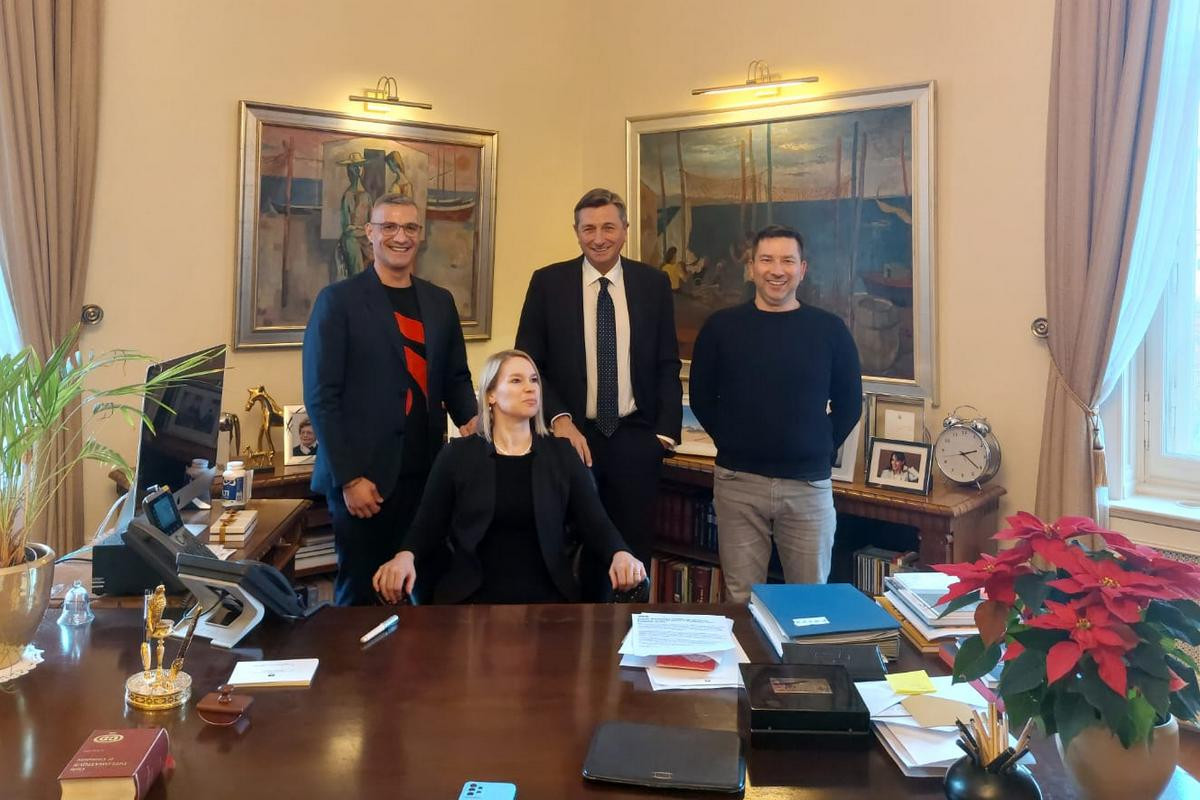 Sodelavci Radia Ognjišče s predsednikom Borutom Pahorjem