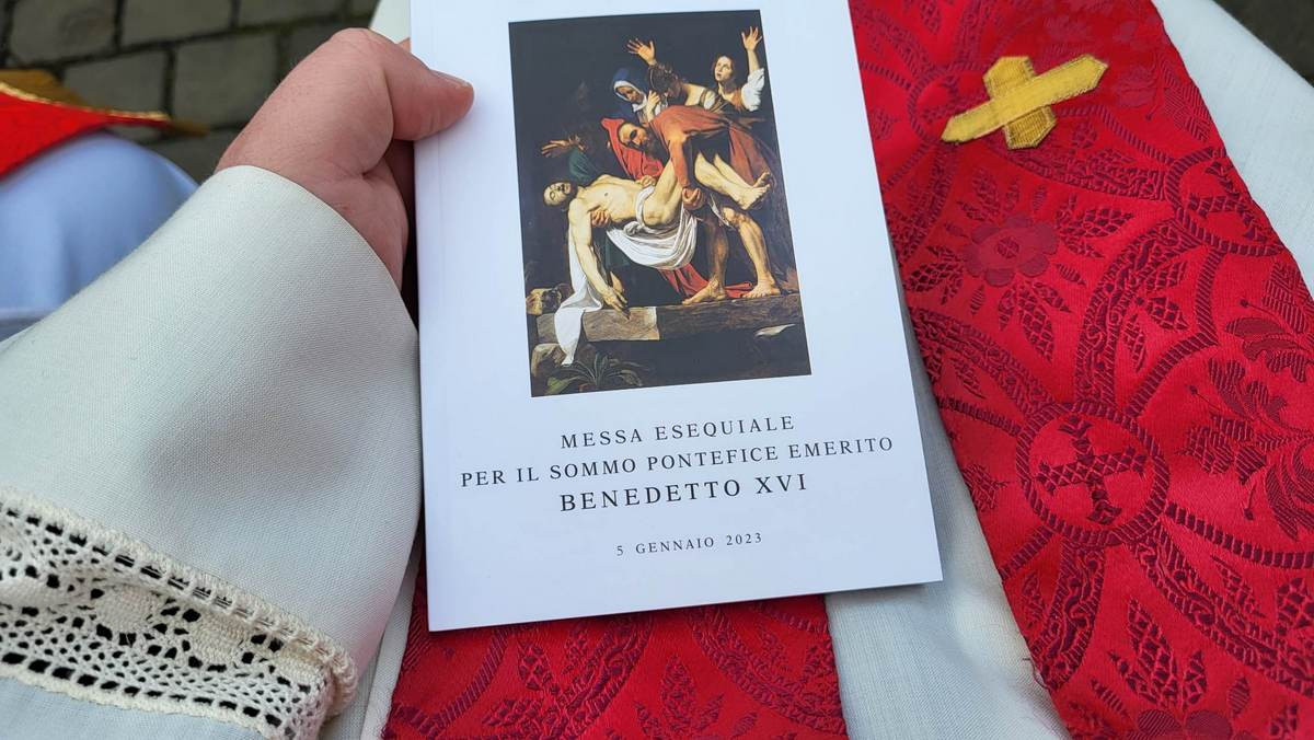 Duhovniki so dobili knjižico z lastinskim besedilom svete maše