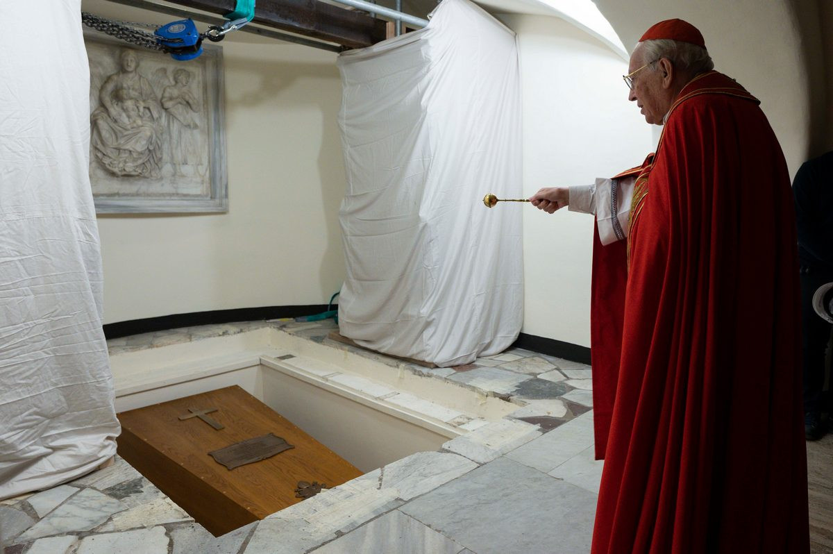 Krsta leži v grobnici, kjer je ležal sv. Janez Pavel II.