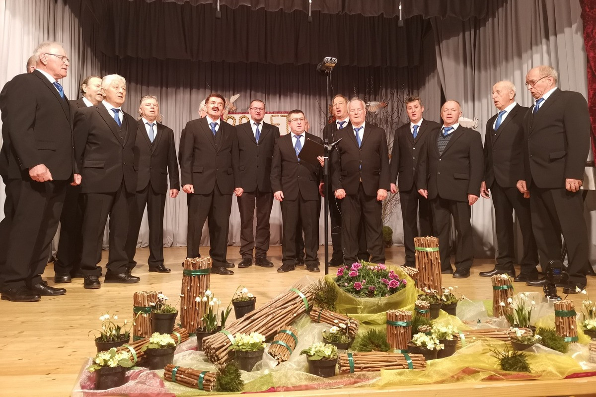 Moški pevci zbor Rožmarin iz Mirne Peči