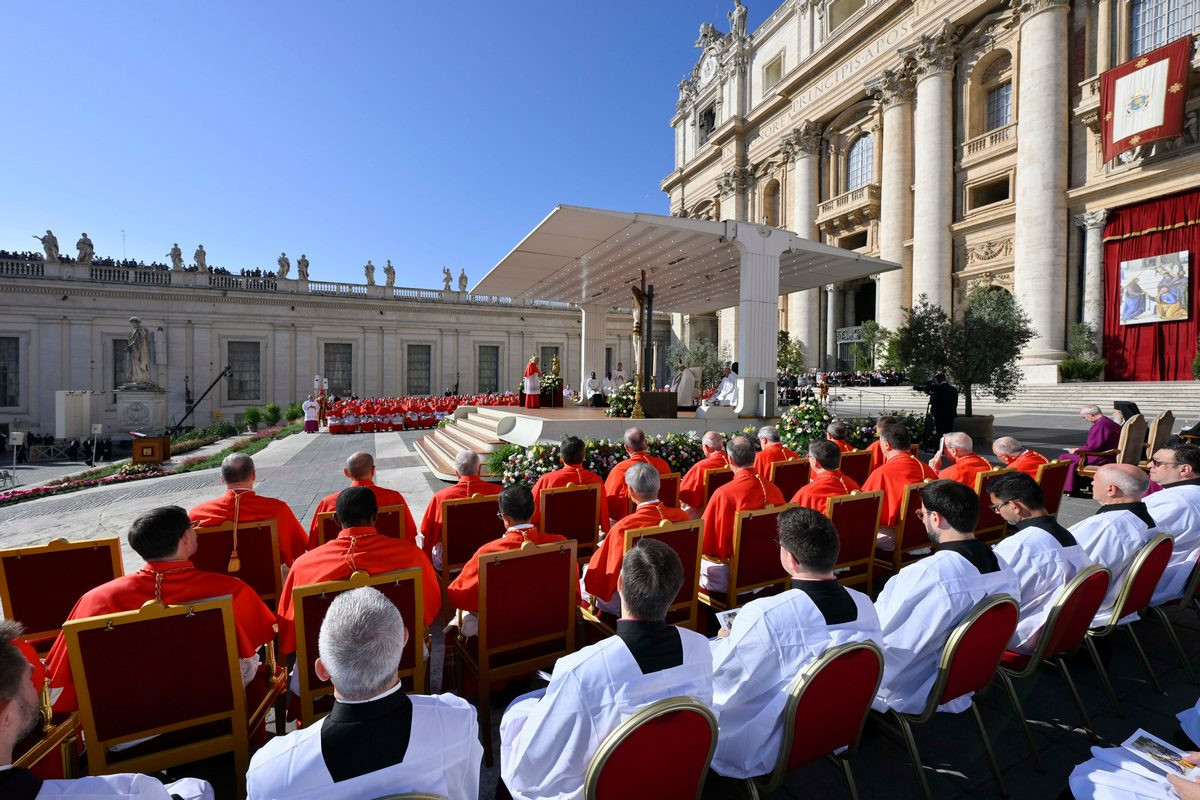 Kardinalski zbor je poklican, da spominja na simfonični orkester, ki predstavlja harmonijo in sinodalnost Cerkve, pravi papež Frančišek
