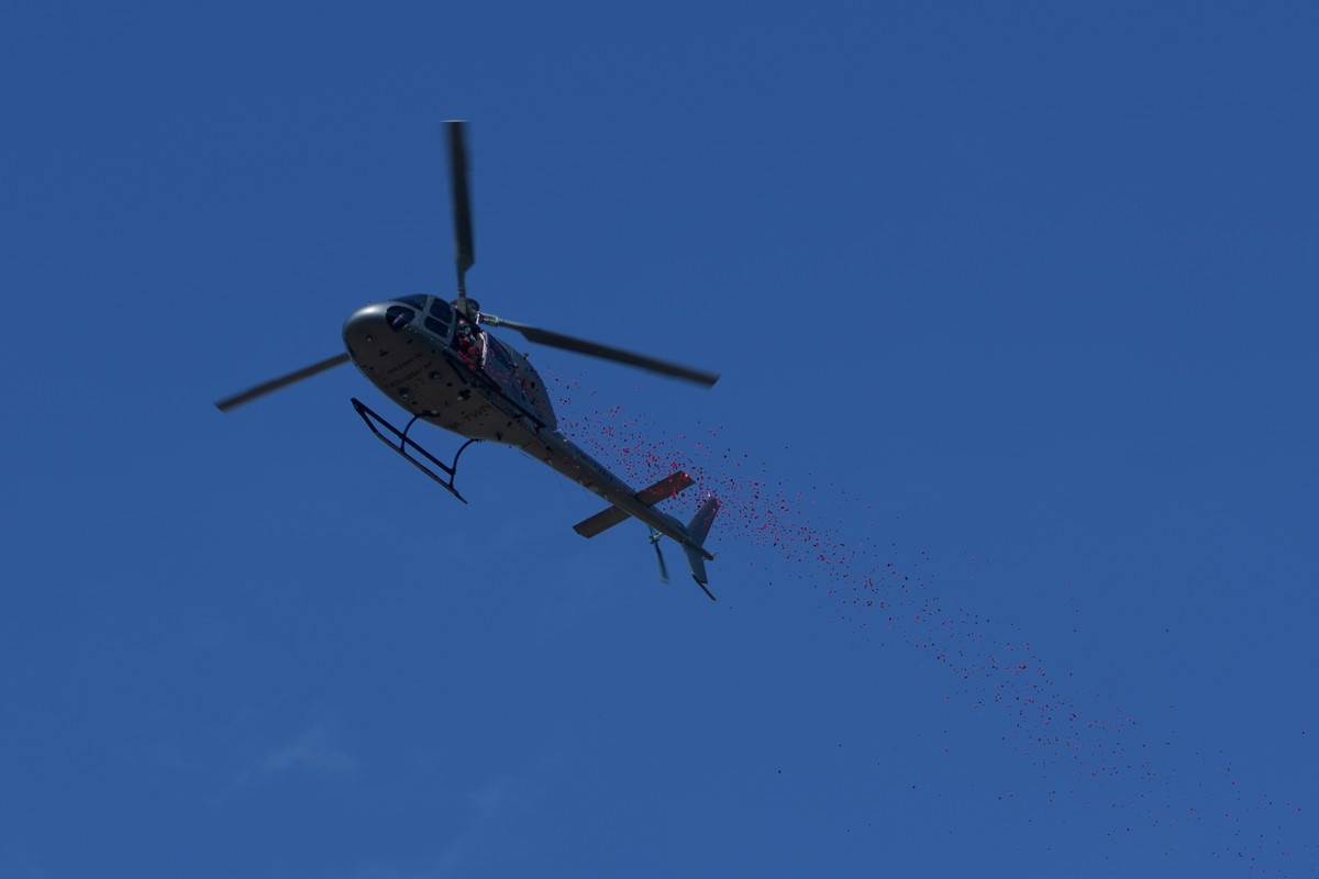 10.000 lističev so pred cerkvijo blaženega Alojzija Stepinca raztrosili kar iz helikopterja. 
