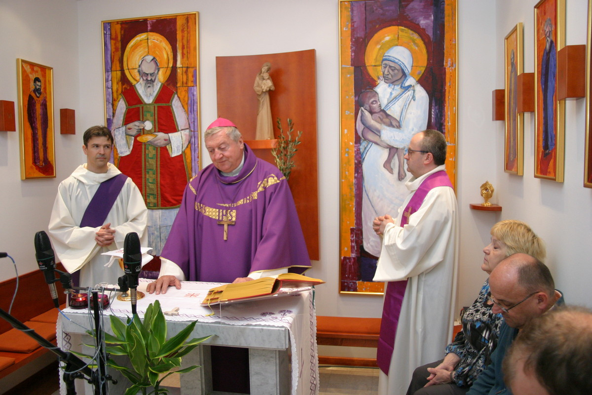 Nadškof Uran je pogosto daroval sv. mašo skupaj z radijci v naši radijski kapeli