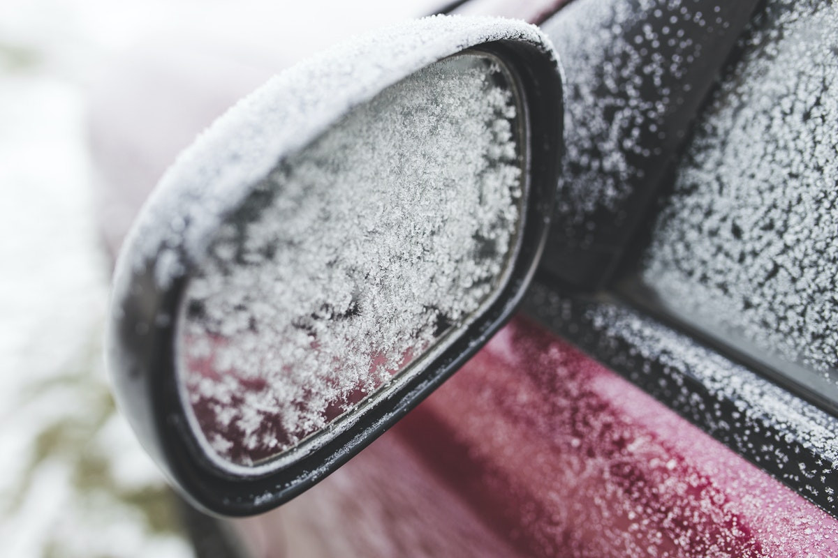 V času sneženja in zamrzovanja očistimo vsa stekla, ne le prednje, tudi z avta pometemo sneg, da ne dela preglavic tistim, ki vozijo za ali pred nami