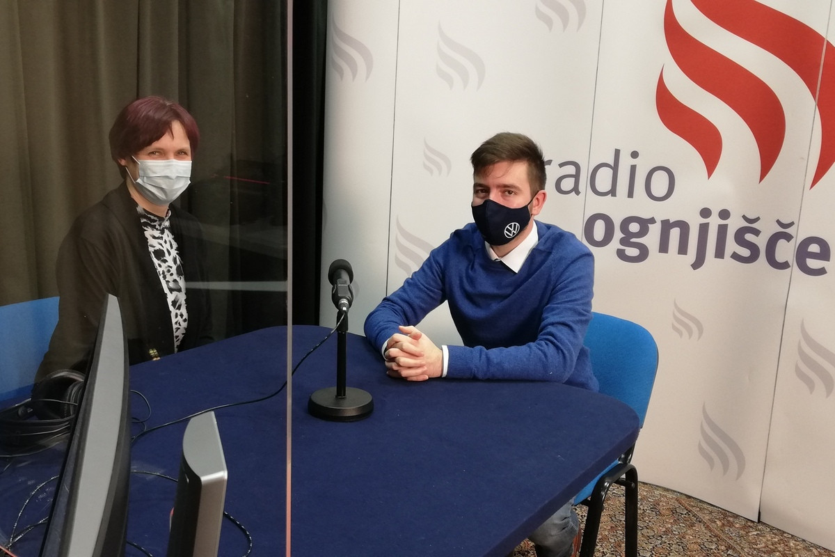 Damijan Janžekovič v studiu Radia Ognjišče z voditeljico Marjano Debevec