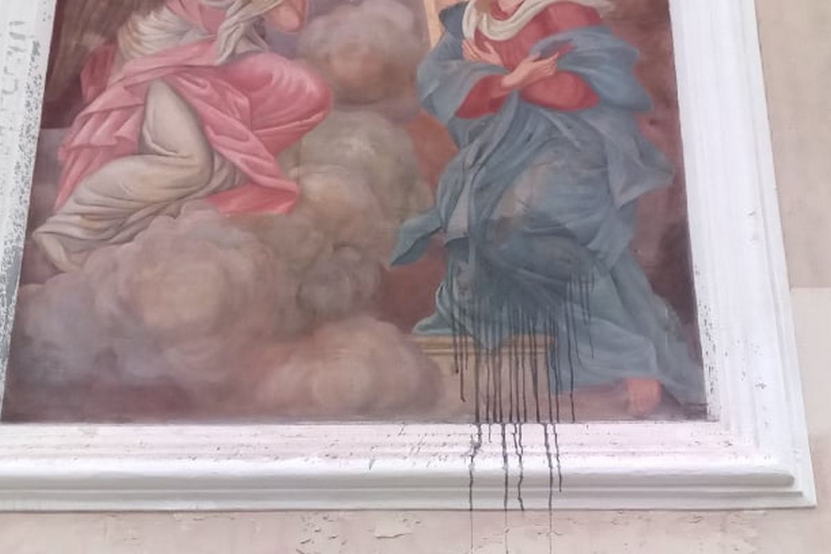 Poškodovana freska na ljubljanski stolnici