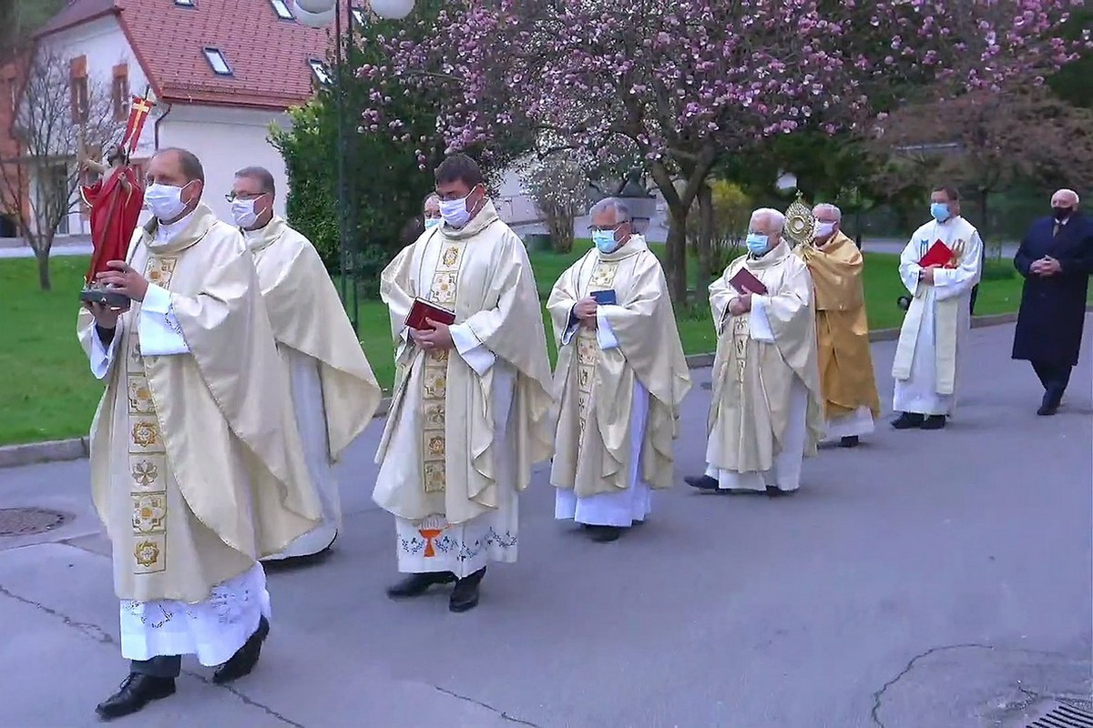 Vstajenska procesija duhovnikov na Rakovniku pri Mariji Pomočnici
