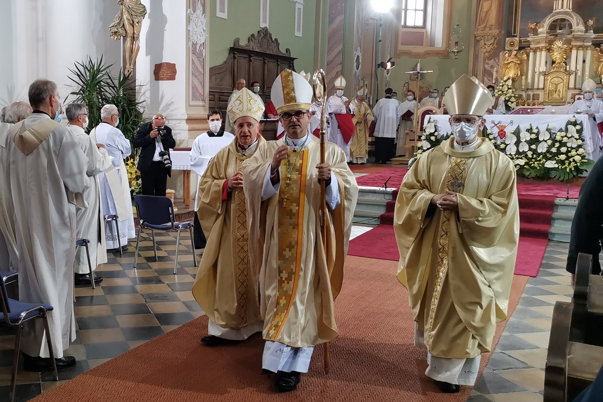 Novoposvečeni škof Maksimilijan Matjaž blagoslavlja