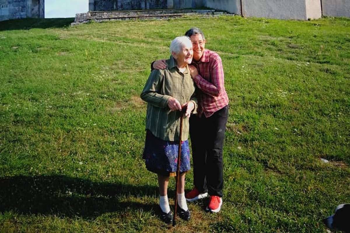 Alenka Veber s svojo mamo