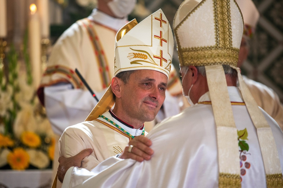 Novi škof Andrej Saje je bil takoj po posvečenju vidno ganjen