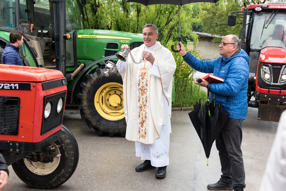 Blagoslov traktorjev pred cerkvijo sv. Mohorja in Fortunata v Grobljah