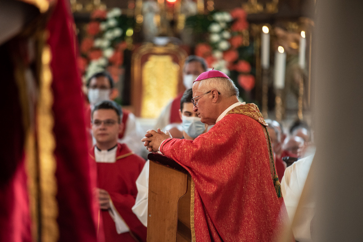 Škof Andrej Glavan v molitvi 