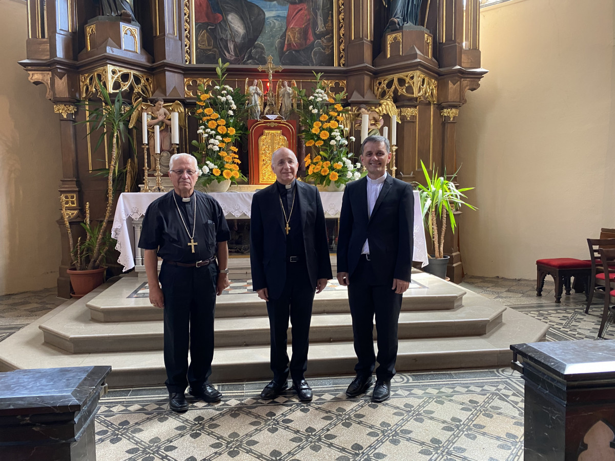Škof Andrej Glavan, apostolski nuncij Jean Marie Speich in dr. Andrej Saje