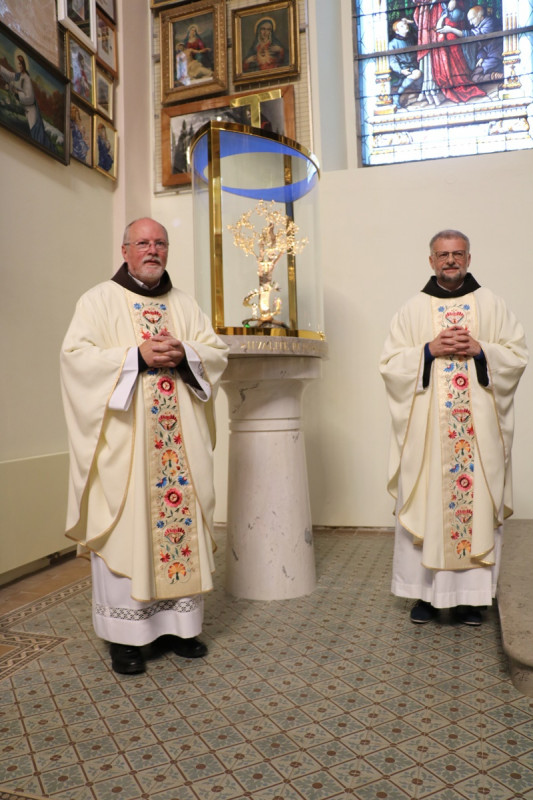 p. Marjan Čuden in p. Robert Bahčič ob relikviariju sv. Frančiška Asiškega