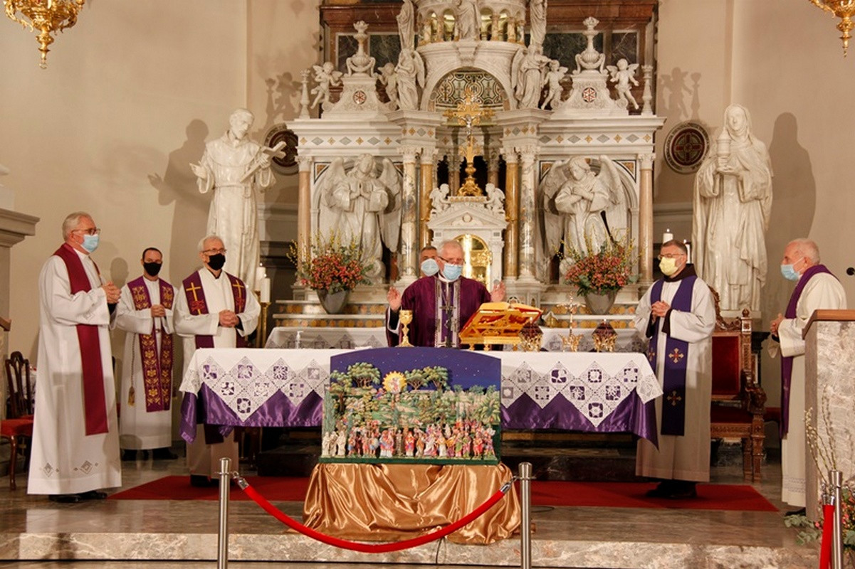 Duhovniki ob oltarju
