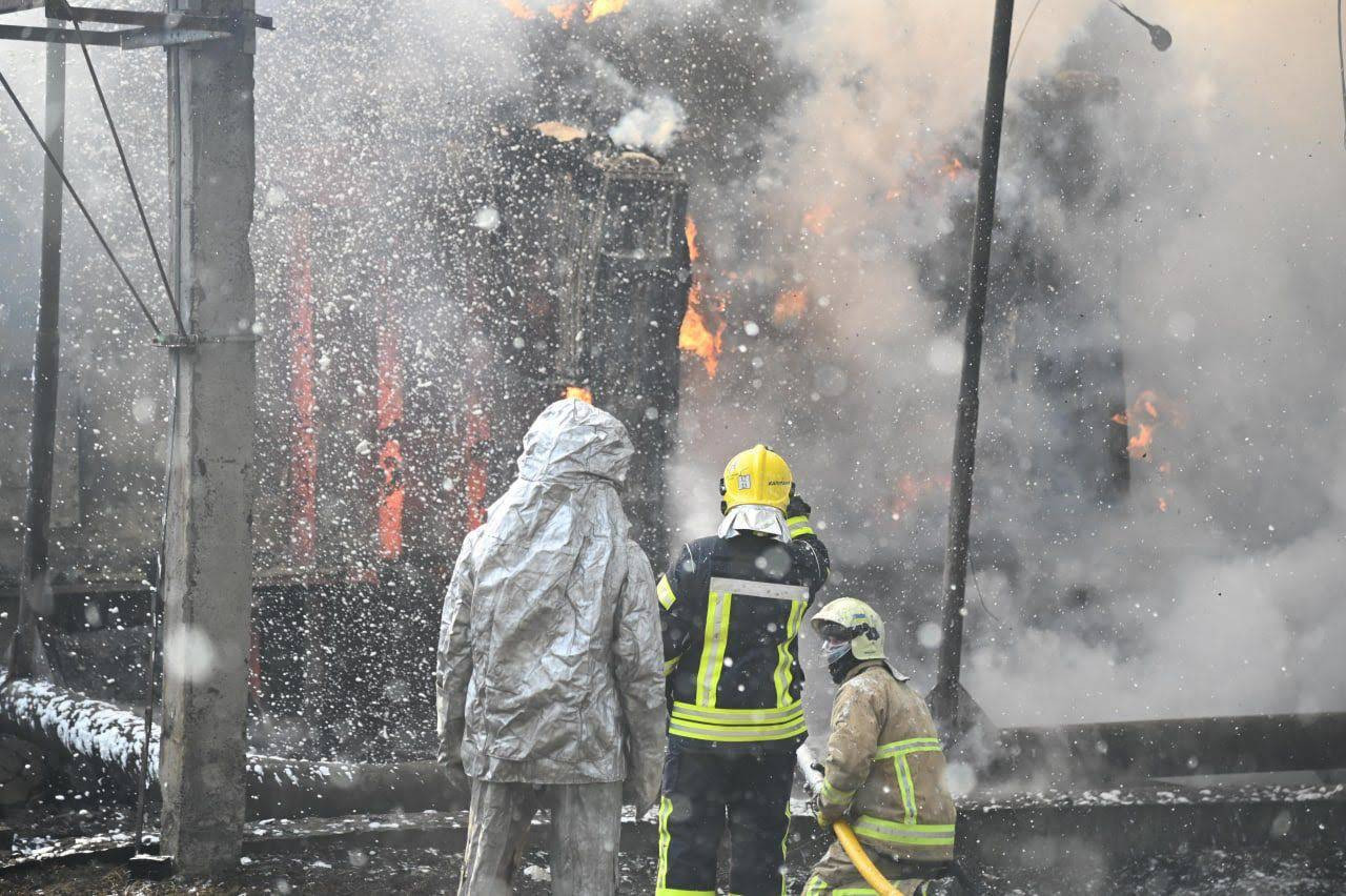 Po napadih na energetsko infrastrukturo se gasilci najprej trudijo pogasiti požare.