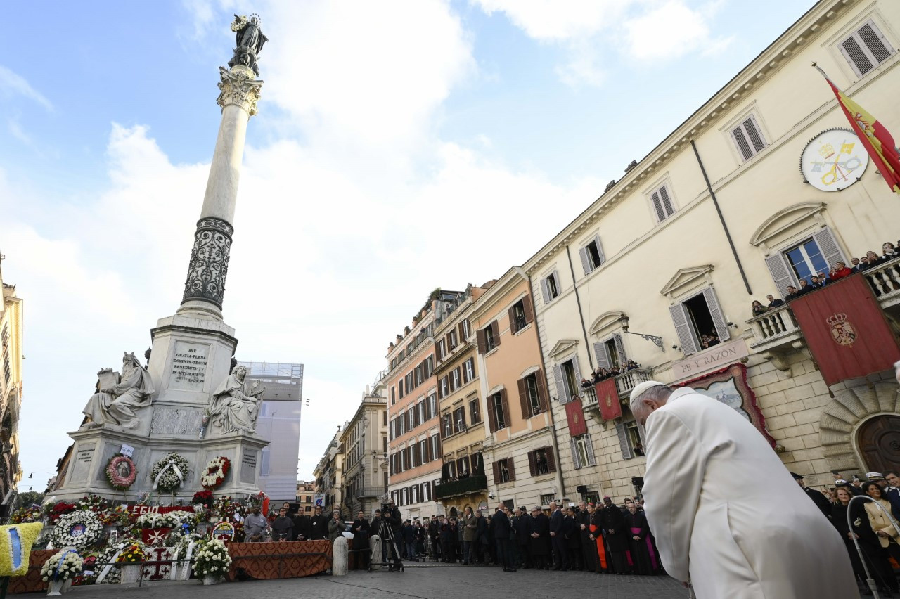 Papež na praznik Brezmadežne na Španskem trgu v Rimu