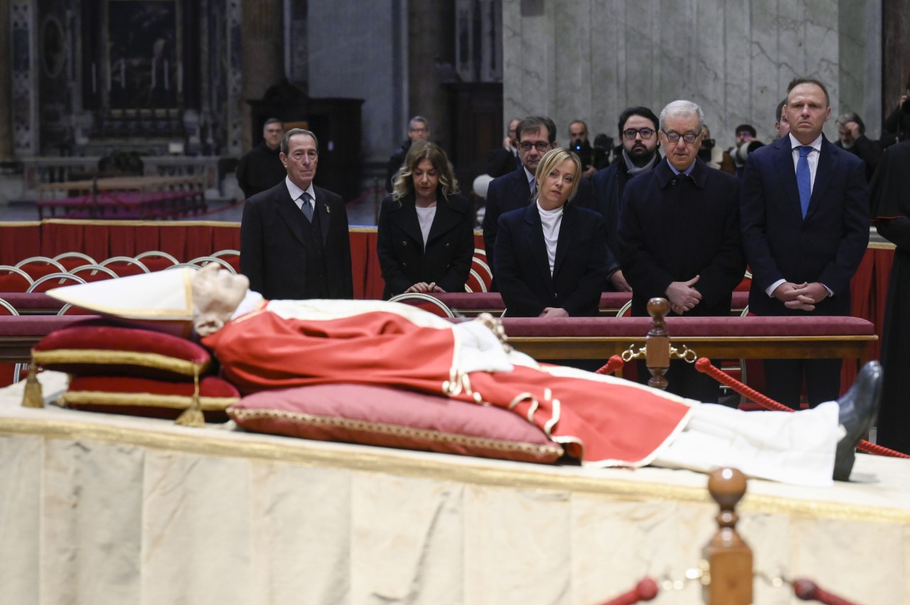 Italijanska premierka Giorgia Meloni ob pokojnem Benediktu XVI.