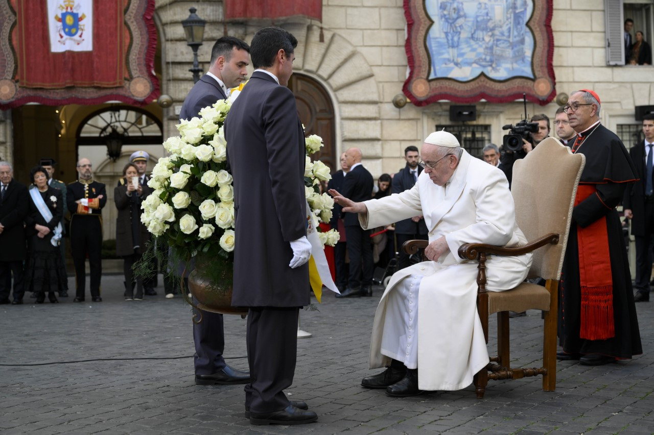 Papež pred Marijin kip na Španskem trgu v Rimu položil šopek belih vrtnic