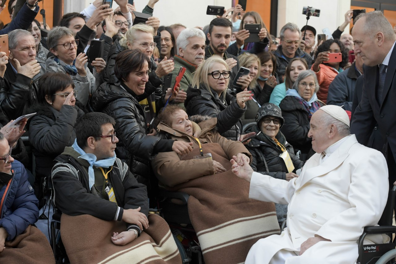 Papež je z invalidskega vozička pozdravil številne vernike, zlasti tiste, ki so tudi sami na invalidskem vozičku.