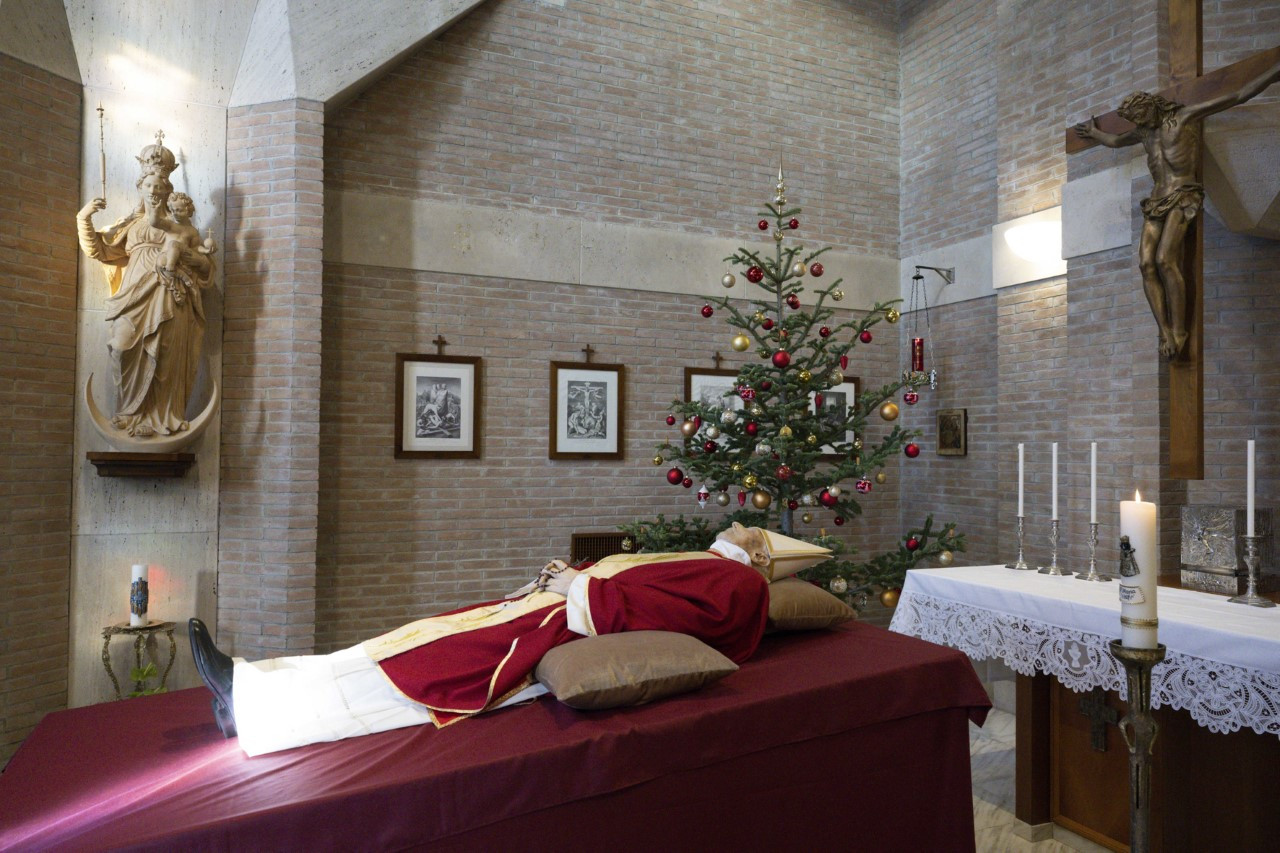Zaslužni papež Benedikt XVI. v kapeli samostana Matere Cerkve, kjer je živel zadnja leta