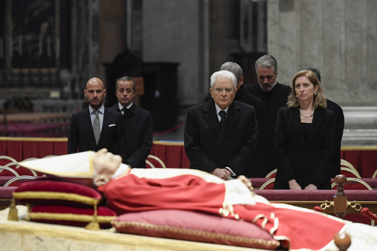 Italijanski predsednik Sergio Mattarella ob pokojnem Benediktu XVI.