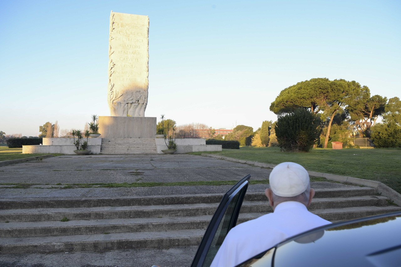 Papež pred spomenikom 13 italijanskim pilotom, ubitih v Kongu