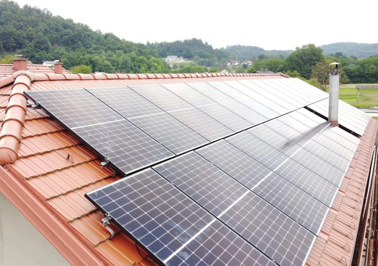 Sončne elektrarne prekrivajo vse več slovenskih streh: 'V zadnjem času je enormen porast sončnih elektrarn. Do sredine letošnjega leta smo dobili toliko vlog kot lani celo leto.'
