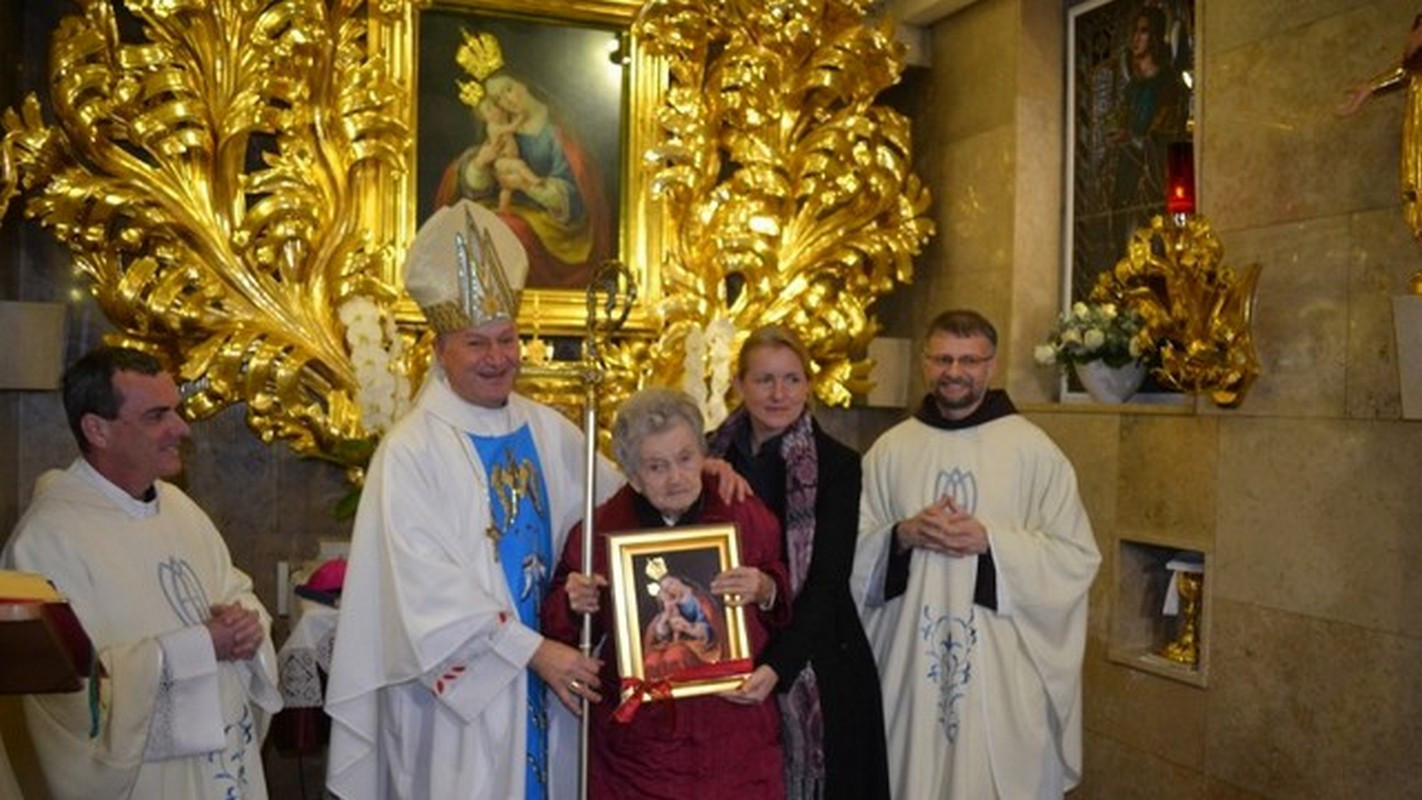 Škof Anton Jamnik z Marto Polak pred milostno podobo Marije Pomagaj