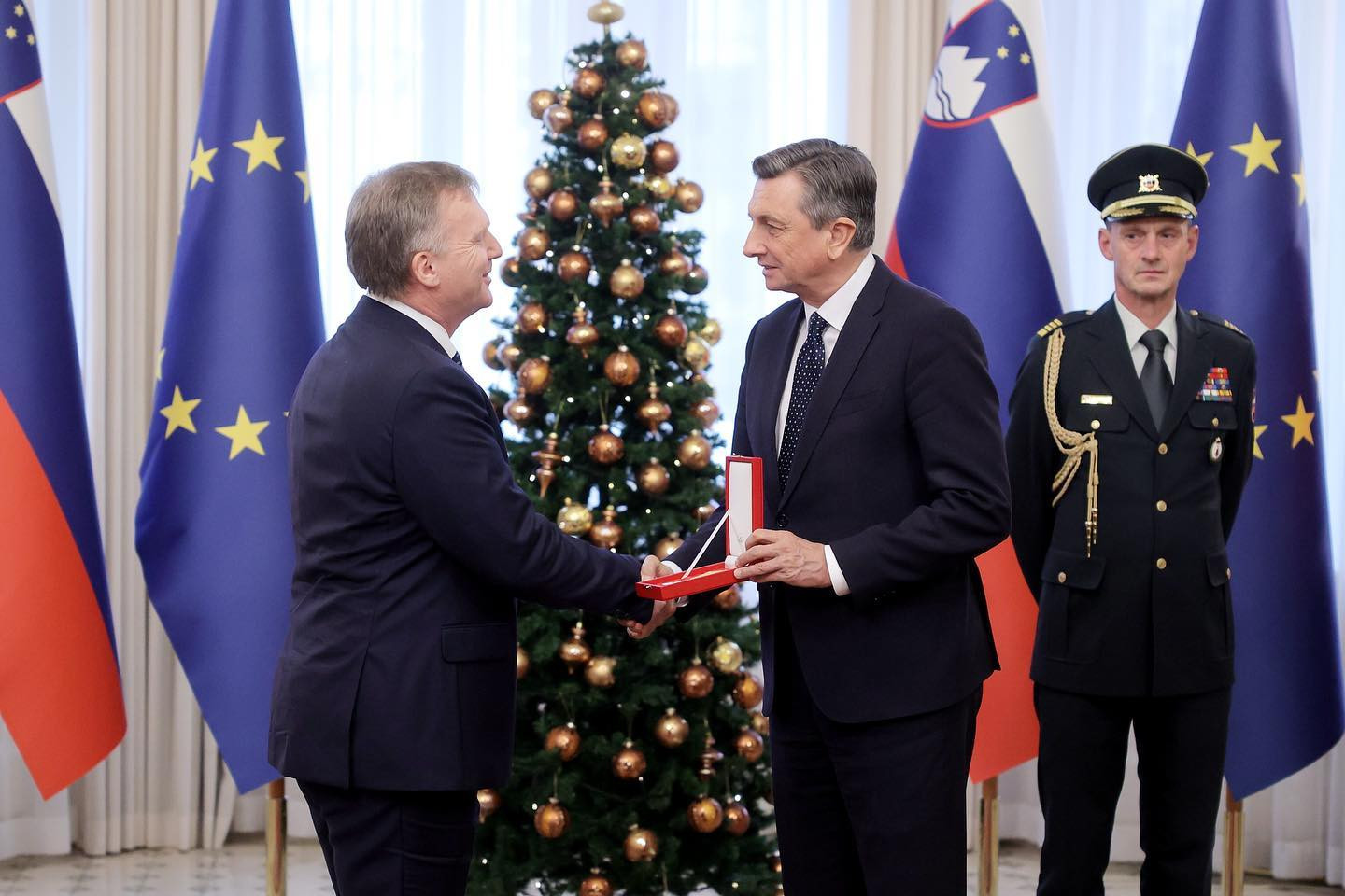 Predsednik Borut Pahor podeljuje odlikovanje Gorazdu Pučniku