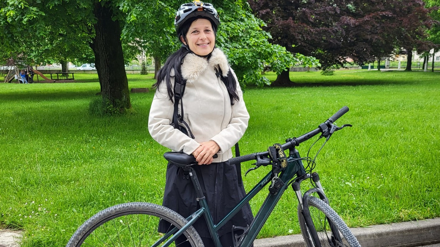 Dr. Zalka Drglin se je na pogovor že navsezgodaj pripeljala s kolesom, dober zgled v vsakodnevni skrbi za dobro počutje. 