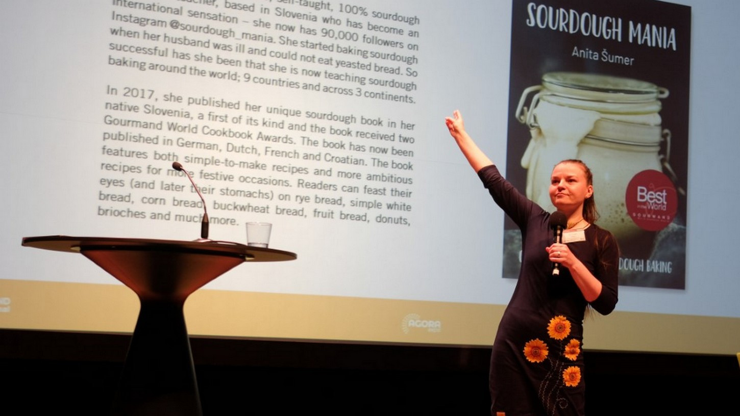 Anita na predstavitvi knjige Umetnost krašenja kruha na Švedskem