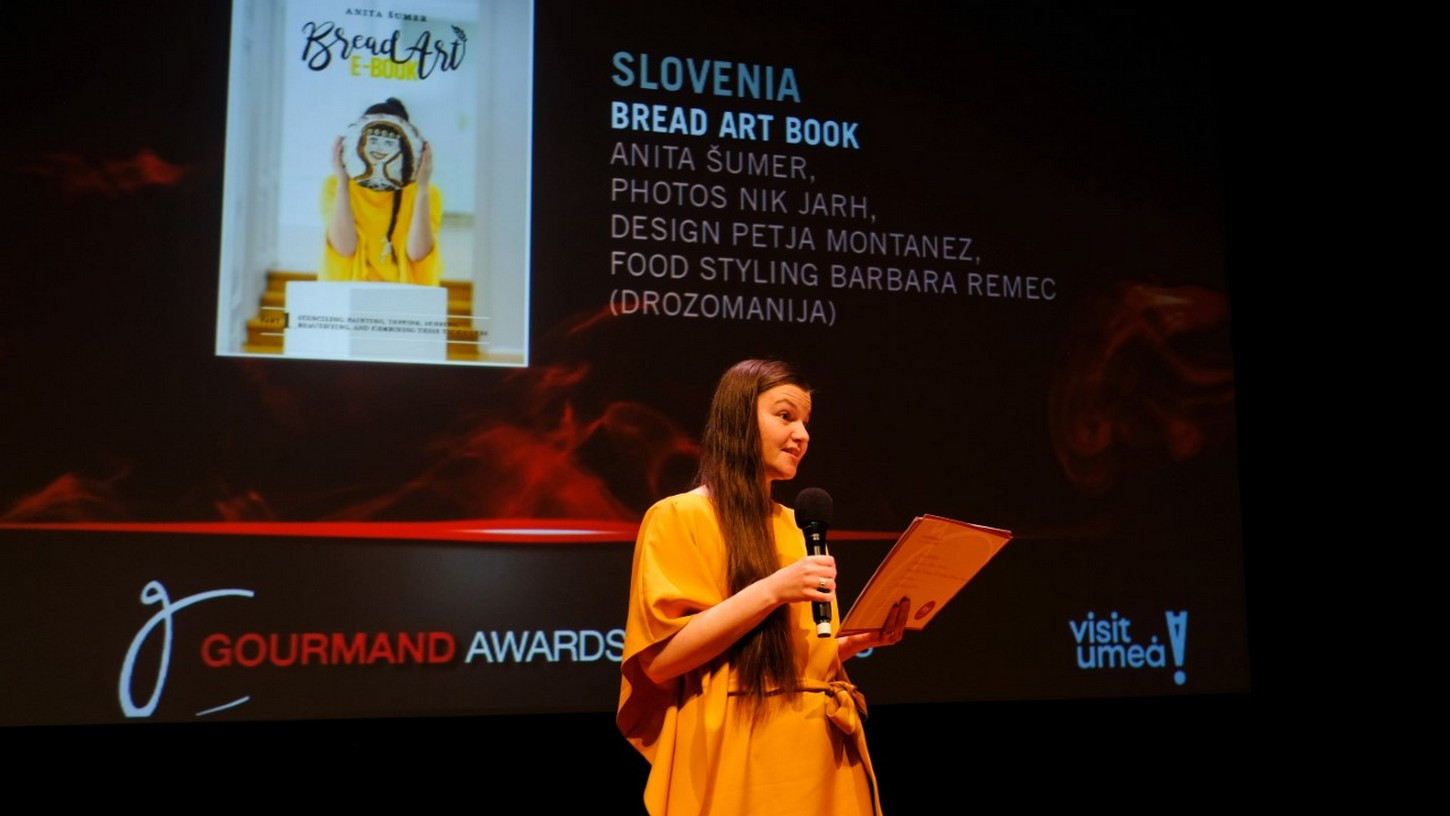 Anita Šumer na podelitvi nagrade za knjigo Umetnost krašenja kruha, ki je postala najboljša kuharska knjiga leta na svetu