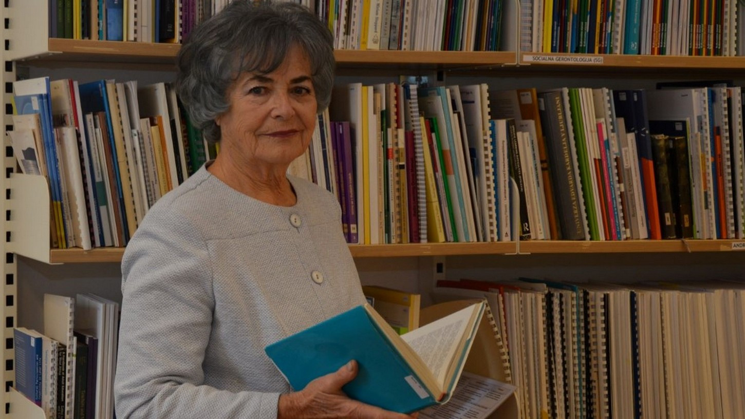 Obkrožena s knjigami, dr. Ana Krajnc
