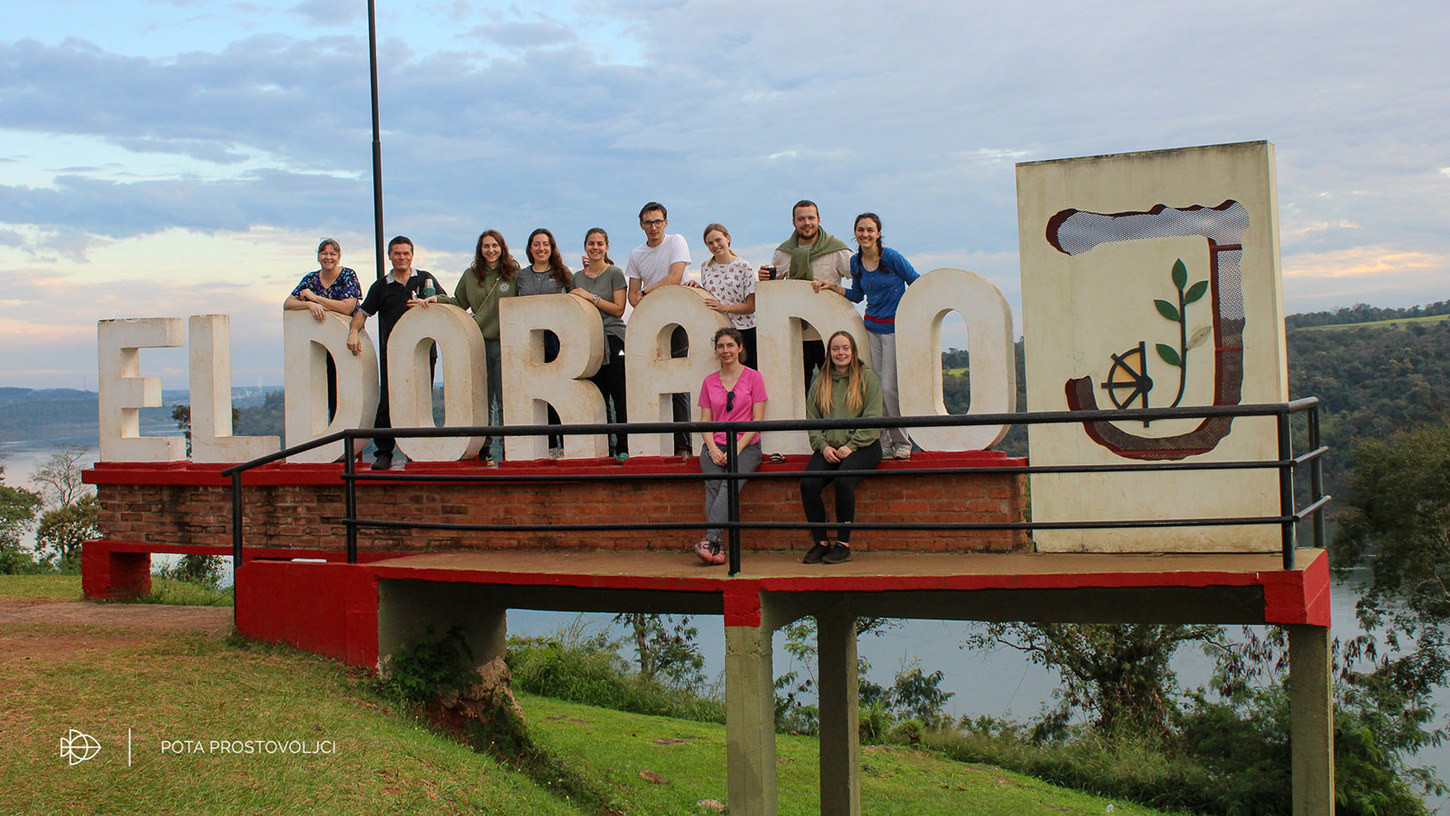 Skupina prostovoljcev, ki je obiskala misijona v Argentini