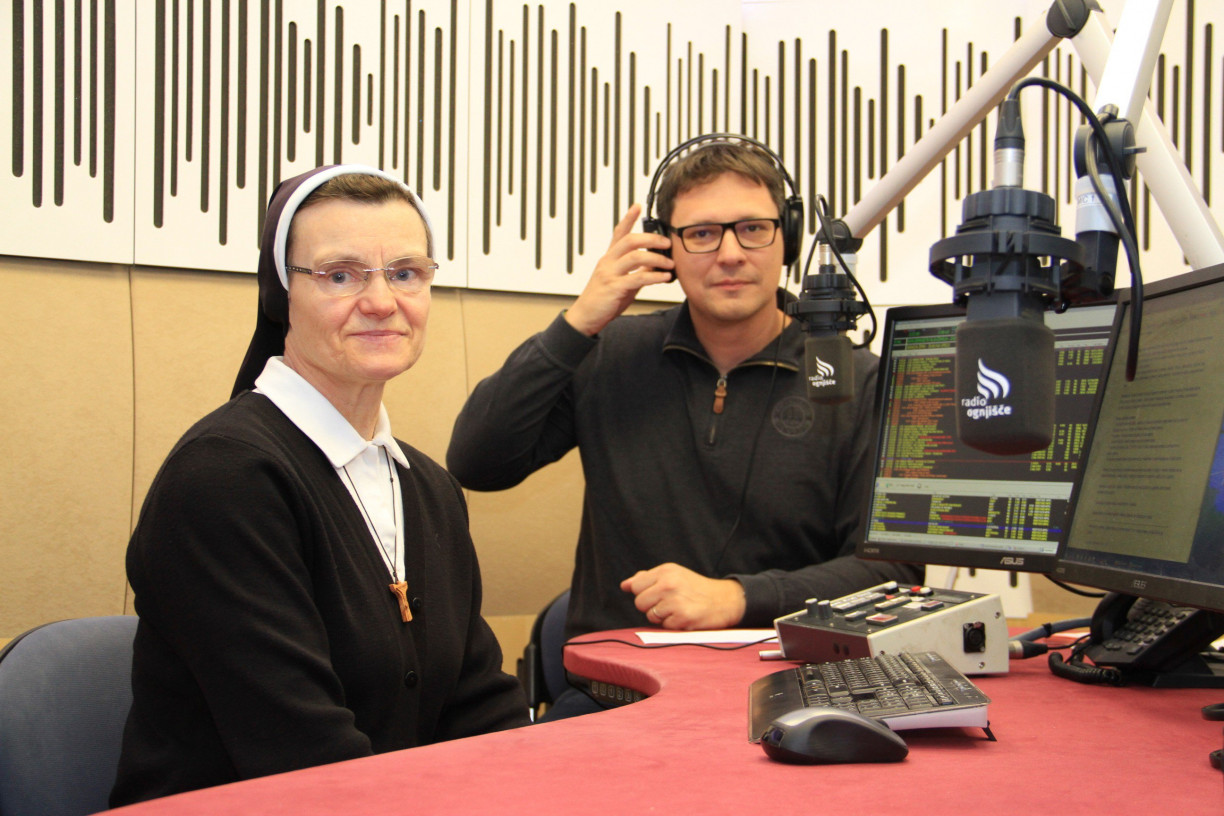 Sestra Nikolina in Matjaž Merljak v studiu Radia Ognjišče