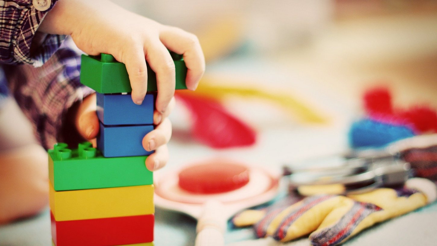 Otroške igrače so lahko polne strupenih snovi, ki onesnažujejo zrak v otroških sobah 