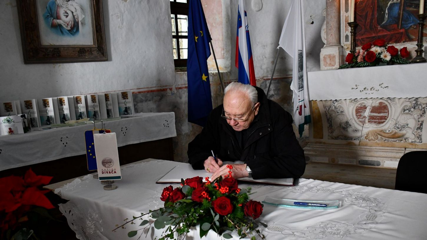Slavnostni podpis pogodbe o upravljanju cerkvice sv. Helene na Gradišču pri Divači 