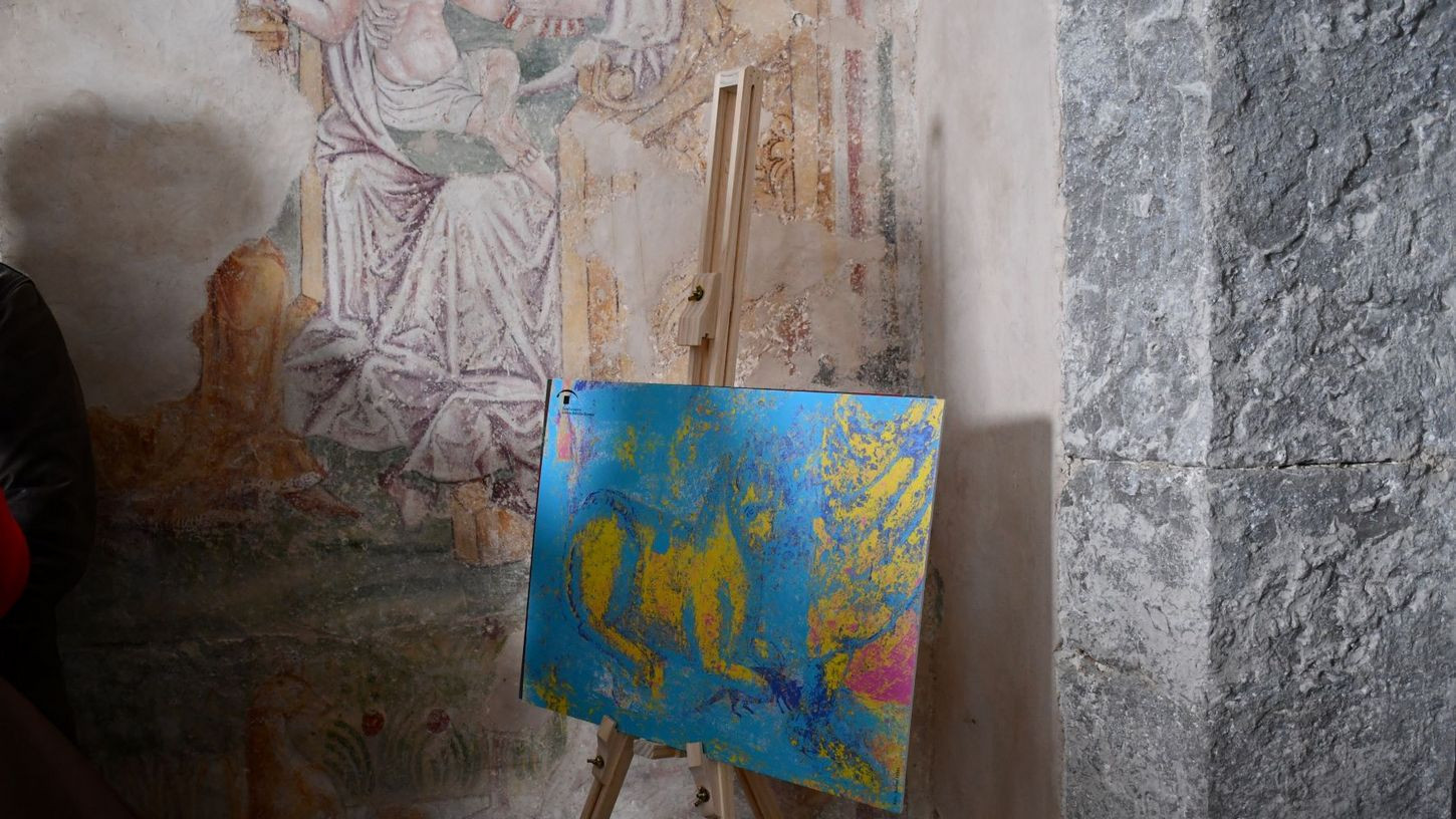 Študenti so to poletje odkrili manjkajoči del freske, miško med tacami leva.