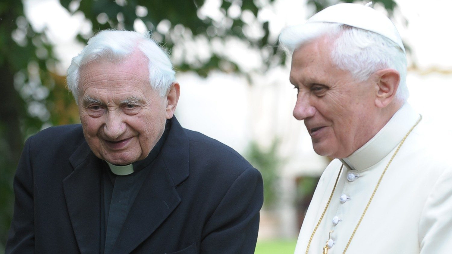 Zaslužni papež Benedikt na obisku pri svojem bolnem bratu Georgu, s katerim sta isti dan prejela mašniško posvečenje.