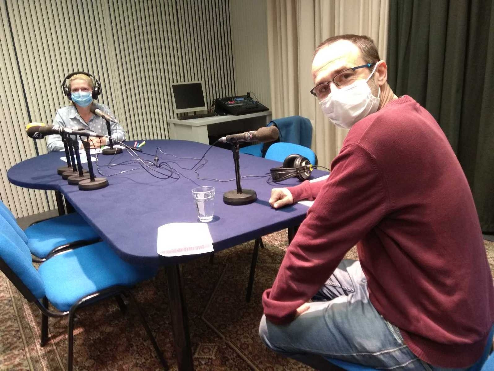 Novinarka Tanja in gost Boštjan Novak; v času pandemije pogovori z gosti potekajo iz velikega studia