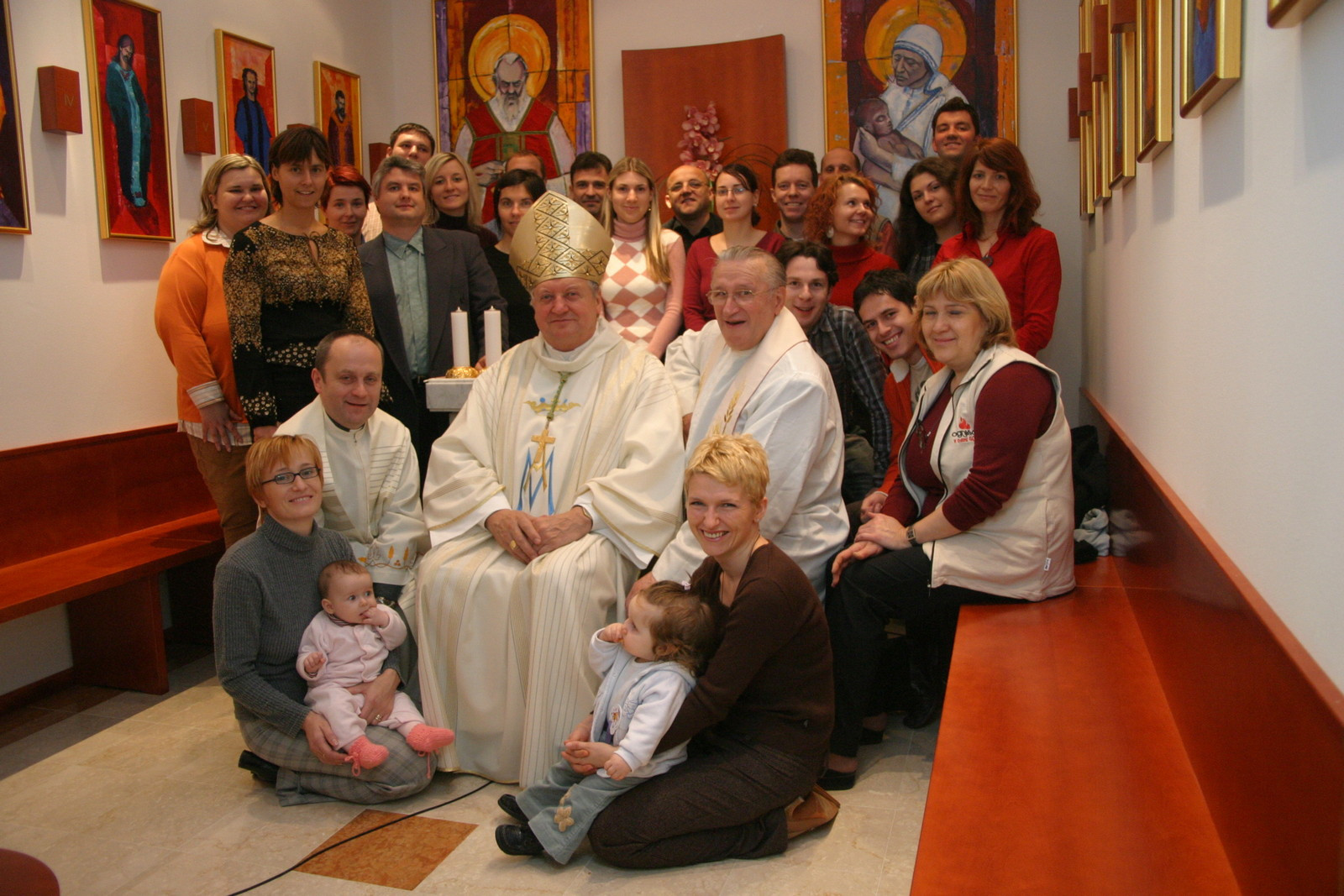 Spominska fotografija sodelavcev ob slovesnosti blagoslova radijske kapele 8. 12. 2005