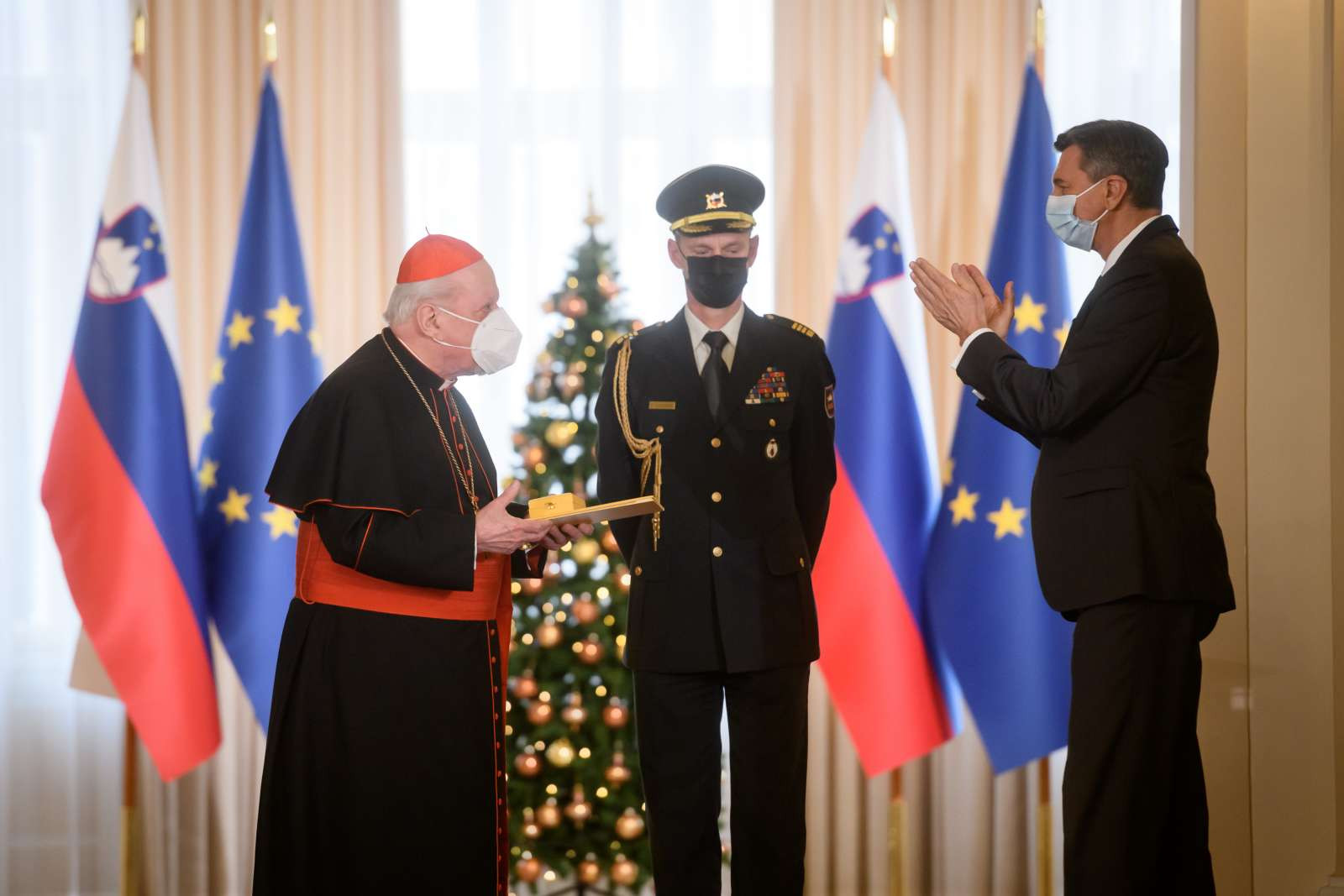 Odlikovanje predsednika Pahorja kardinalu Rodetu