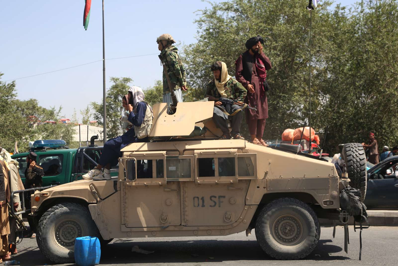 Talibani na zaplenjenem vojaškem vozilu