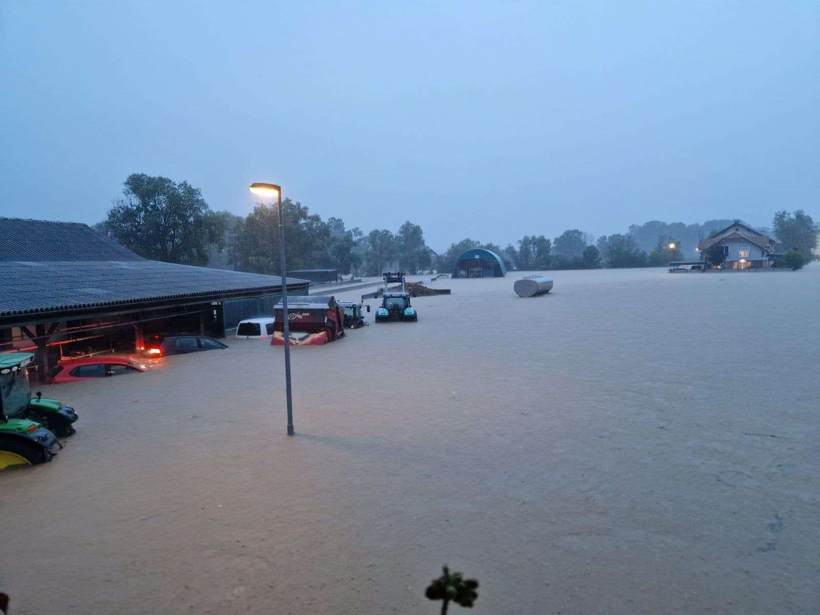 Poplave v Mostah pri Komendi. Narasla voda povzroča ogromno škodo v kmetijstvu.