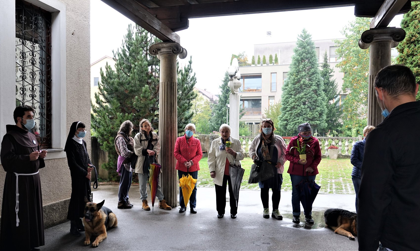 Blagoslov živali in rastlin ob godu sv. Frančiška Asiškega na samostanskem dvorišču v Šiški